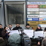 Fotók: flashmob Bayer Zsolt cigányozós cikke miatt