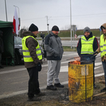 A lengyel gazdák országszerte blokád alá vették a főutakat – van, ahol még a tanítás is elmaradt