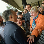 Nézze meg, hogyan ölelik Orbánt keblükre salgótarjáni hívei – galéria