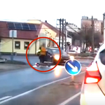 A körforgalomból kijövő autós a zebra közepén csapott el egy rollerest – videó