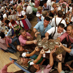 Újra megtelnek a literes söröskorsók és melltartók - Oktoberfest 2011