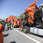 Fotó: Csúnyán összetört az M1-esen ütköző kamion