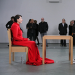 Legalább húszmillió forintnyi adományt gyűjt össze Marina Abramović leghíresebb performanszával