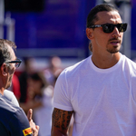 Ibrahimovic szerényen egy Porsche 918 Spyderrel jelent meg a milánói divathéten