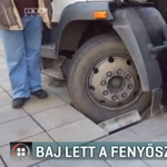 Félresikerült a győri karácsonyfaállítás, beszakadt a főtér burkolata – videó 