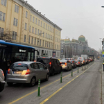 Egyedi közlekedési tábla jelent meg Budapesten, ilyet még biztos nem látott