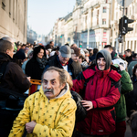 Rengeteg éhes ember áll sorba ételért - videó