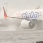 Teljes a káosz Dubajban, utak omlanak be, a repülőtéren úsznak a gépek – videók