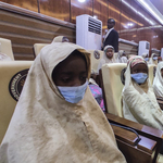 Szabadon engedték a sokszáz elrabolt nigériai iskoláslányt