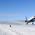 Ilyen még nem volt: egy Boeing 757-es utasszállító szállt le az Antarktisz jegére – fotók