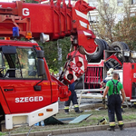 Felborult és villamosmegállónak csapódott egy tűzoltóautó Szegeden