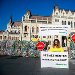 Több tízezer PET-palackot vitt a Greenpeace a Parlament elé