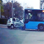 Videón, ahogy a busz elé hajt egy kis Toyota Pesterzsébeten