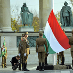 Felvonták a nemzeti lobogót a Hősök terén