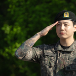 Leszereltek a legnépszerűbb K-pop-együttes tagjai, rögtön meg is próbáltak betörni egyikükhöz