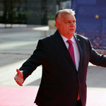 Orbán ismét a brüsszeli korrupción gúnyolódott, ezúttal egy rendőrségi fotóval