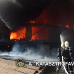 Videó: Pokoli látványt nyújt a lángoló lőrinci raktárépület