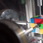 Ejtőernyőzés közben kirakni a Rubik-kockát? Nem lehetetlen – videó