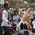 Két diák halála miatt tüntetnek egy hete bangladesi fővárosban