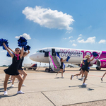 Pomponlányok avatták fel a Wizz Air különleges, 100. gépét – fotók