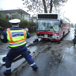 Fotó: ittas furgonvezető rohant bele a troliba