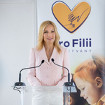 Hat és fél millió forint értékű outfitben jótékonykodott Várkonyi Andrea a Heim Pál Gyermekkórházban