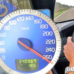 Simán 300 felett robog a húszéves Volvo az autópályán – videó