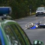 Kanyar után kanyarodott a motoros, hátulról elsodorták