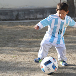 Valódi Messi-mezt kapott a futballsztártól a Messi-nejlonzacskós afgán kissrác