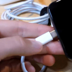 1,2 millió forintnál tart a licit a világ első, USB-C-s iPhone-jára