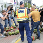 Fotók: rothadt dinnyét öntöttek a budaörsi Tesco elé a gazdák, egy embert elvittek a rendőrök