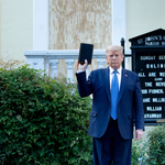 Donald Trump Bibliával pózolt, miközben könnygázzal oszlatták a tüntetőket