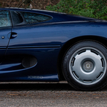 Mindene a sebesség: bejáratosan új Jaguar XJ220 vár új gazdára