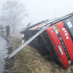 Árokba borult egy busz Kislángnál – 17 sérült