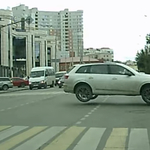 Forgalmas városi kereszteződésben ugratott egy Q7-es Audi – videó