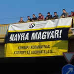 "NAV-ra magyar!" – kifeszítettek egy molinót a Margit hídra