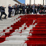 Patakokban folyt a művér a párizsi Trocadéro téren