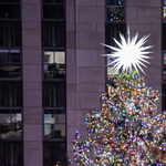 Felkapcsolták a Rockefeller Center karácsonyfájának fényeit – videó