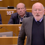 Budapestre jön Timmermans a túlóratörvény miatt