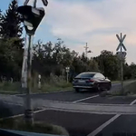 Egy Audi sofőrje megmutatta: vasúti átjáróban is lehet előzni – videó  