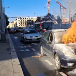 Betonkerverő sietett egy kigyulladt autó segítségére – videó