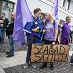 A Fidesz budapesti székházánál akciózott a Momentum