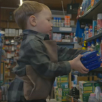 A kétéves Arthurral hódította meg a vásárlók szívét egy walesi kisbolt karácsonyi reklámja
