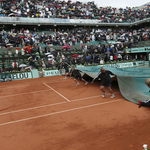 Szakadó eső miatt csúszott a Djokovic-Federer meccs