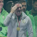 Olyan hevesen ünnepelte a bajnoki címet a Fradi edzője, hogy fejbe verte magát a serleggel – videó