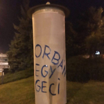 Orbános graffiti került egy soproni garázsra, az önkormányzat azonnal írt, hogy takarítsák le