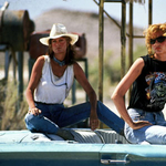 30 éves a Thelma és Louise – csókkal ünnepelt a két főszereplő