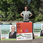 Kovács Gergely felírta a fideszes plakátokra, hogy „Árad a Tisza”, rögtön el is vitték azokat az önkormányzat telephelyéről