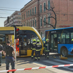 BKK-busszal ütközött, kisiklott a 17-es villamos a Kolosy téren – fotók