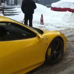 Ilyen, amikor Lada Niva vontat egy Ferrari 458 Italiát – videó